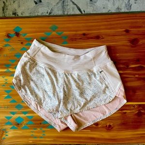 Outdoor voices 2.5 in Hudson short in light pink